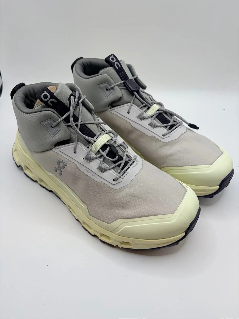 On Cloud Cloudhero Mid-Top Sneakers in Light Gray and Pale Yellow